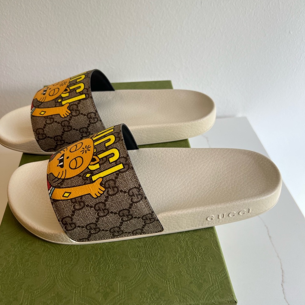 Gucci x Pablo Delcielo men's GG Supreme slides featuring a "funny cat" graphic. - Picture 7 of 16